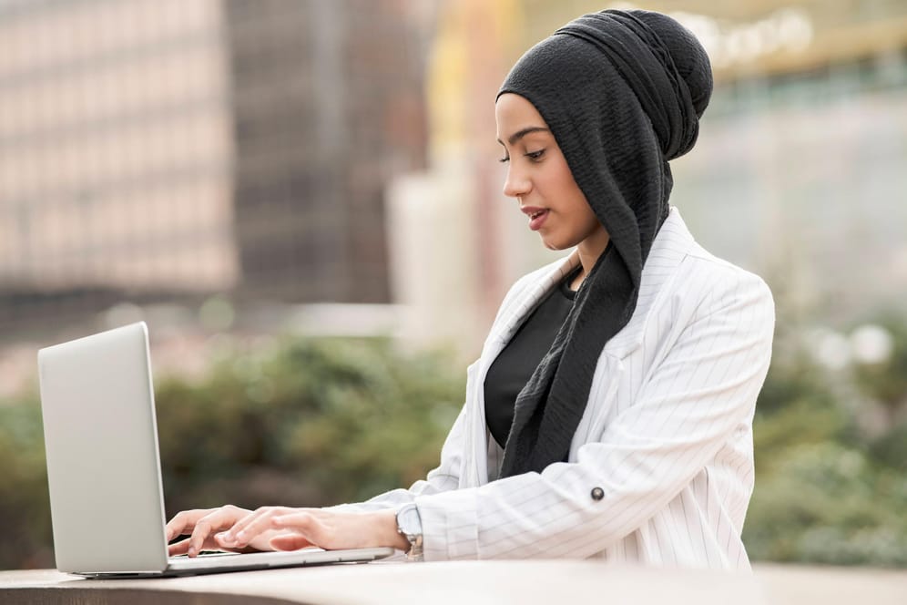 Frau arbeitet am Laptop (Symbolbild): Die Rürup-Rente richtet sich vorwiegend an Selbstständige.