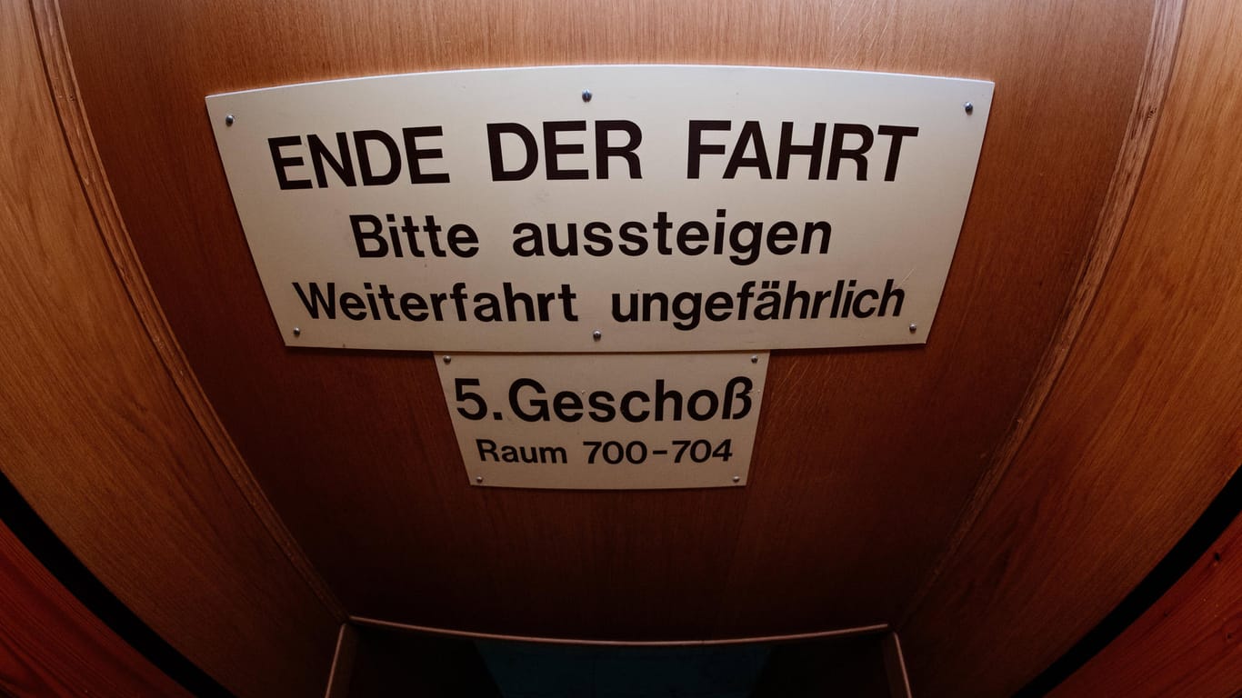 Paternoster im Gebäude eines Unternehmens in Jena: Mit einem Paternoster kann man auch über den Wendepunkt hinausfahren und in den anderen Aufzugsschacht wechseln.