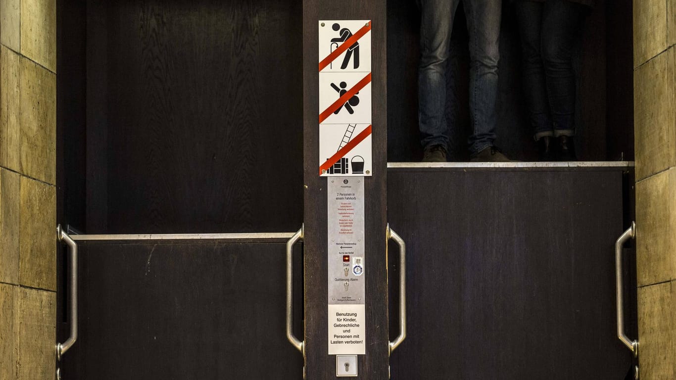 Paternoster im Stuttgarter Rathaus: Schilder weisen darauf hin, dass keine sperrigen Gegenstände mit dem Paternoster transportiert werden dürfen.