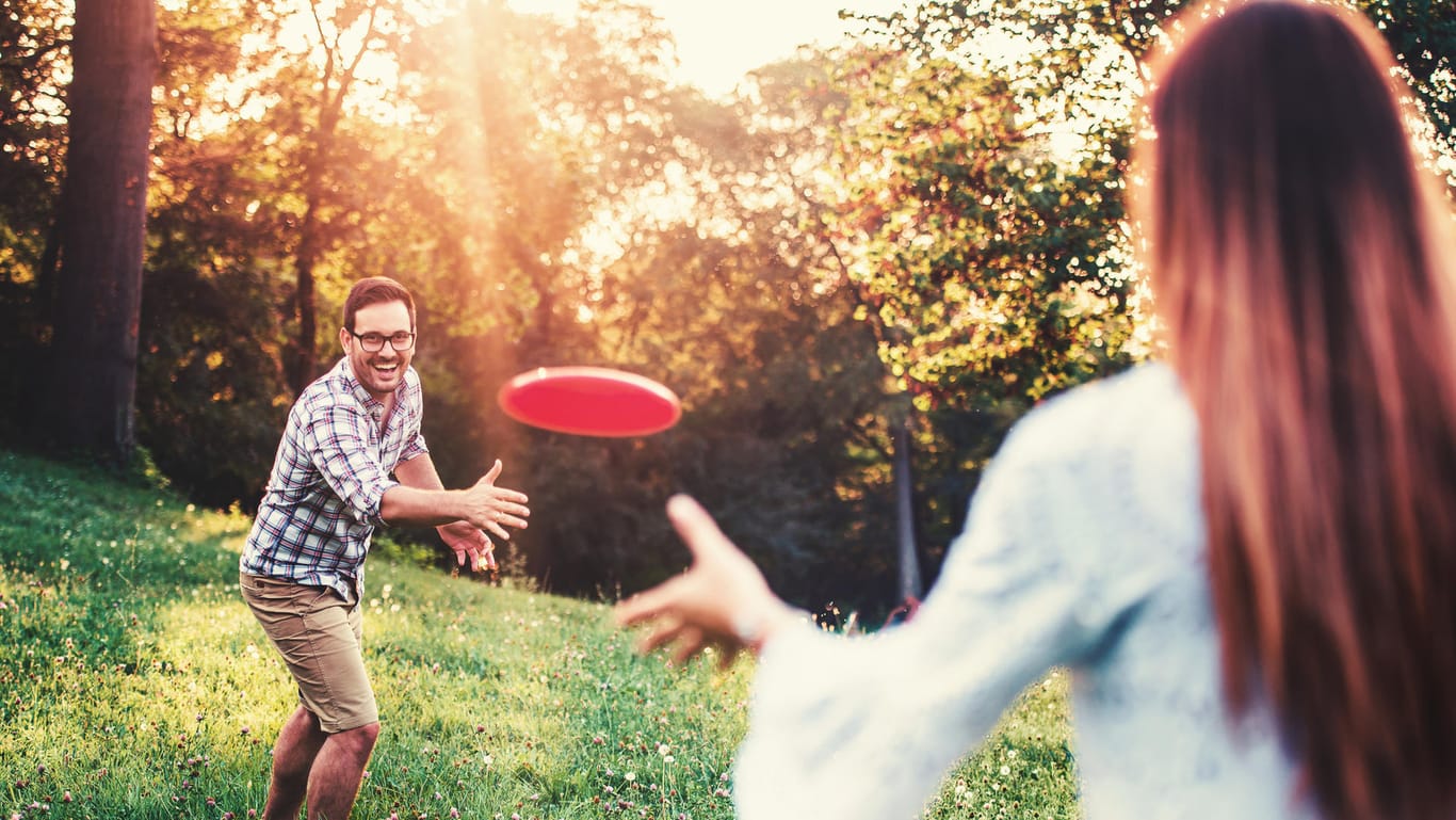 Mit Frisbees, Boules, Wikingerschach und weiteren Outdoorspielen kann man im Freien viel Spaß haben.