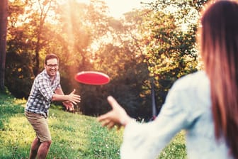 Mit Frisbees, Boules, Wikingerschach und weiteren Outdoorspielen kann man im Freien viel Spaß haben.