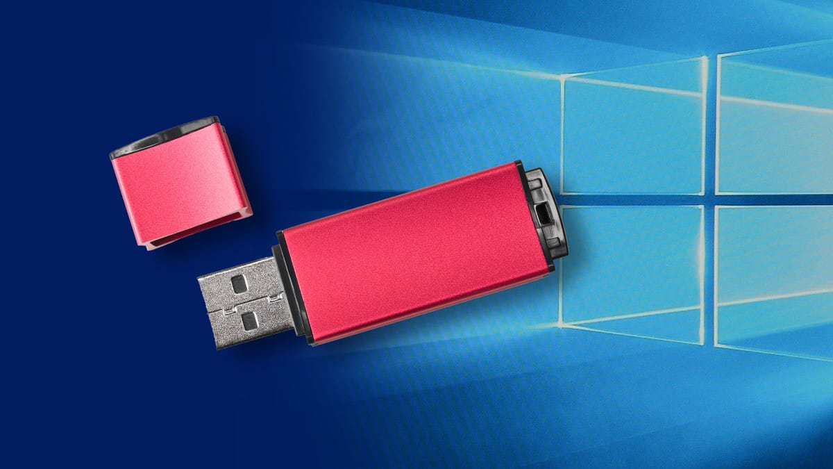 Ein USB-Stick auf einem Hintergrund von Windows 10 (Symbolbild): Das Betriebssystem kann für Nutzer automatisch Sicherungen erstellen.