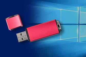 Ein USB-Stick auf einem Hintergrund von Windows 10 (Symbolbild): Das Betriebssystem kann für Nutzer automatisch Sicherungen erstellen.