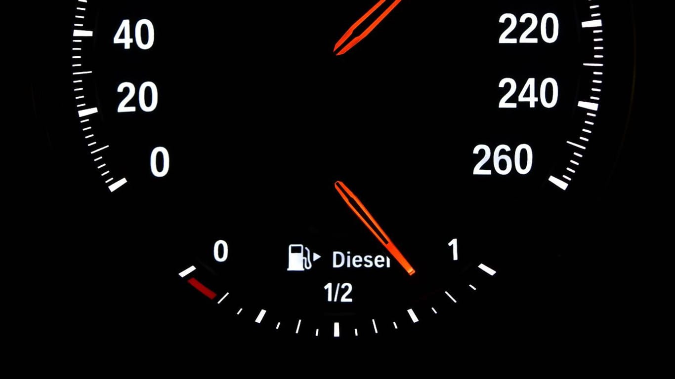Pfeil nach rechts: Das kleine Symbol in der Tankanzeige moderner Autos hilft dabei, die Tanksäule von der richtigen Seite anzusteuern.