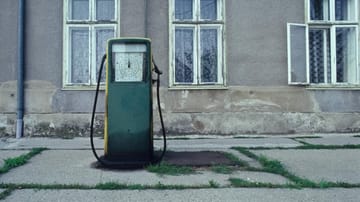 歴史的なガソリン ポンプ: 現代のガソリン スタンドがなかったとき、人々は道路のすぐそばに立ってスプリッツアフェンを飲むことがよくありました。 安全ではありませんでした。