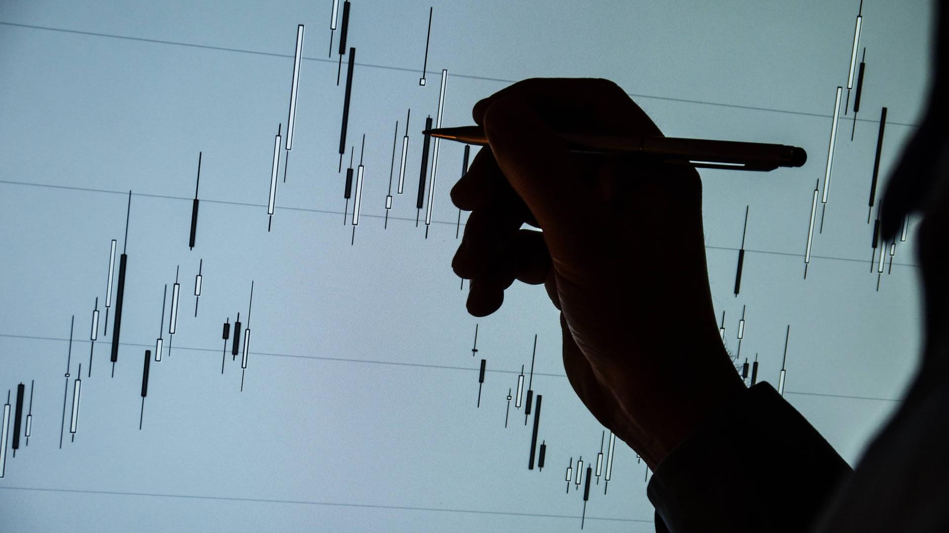 Mit Stift und Papier: Bei der Chartanalyse können Sie die Linien händisch ziehen – oder lassen dies ein Computerprogramm für Sie machen.