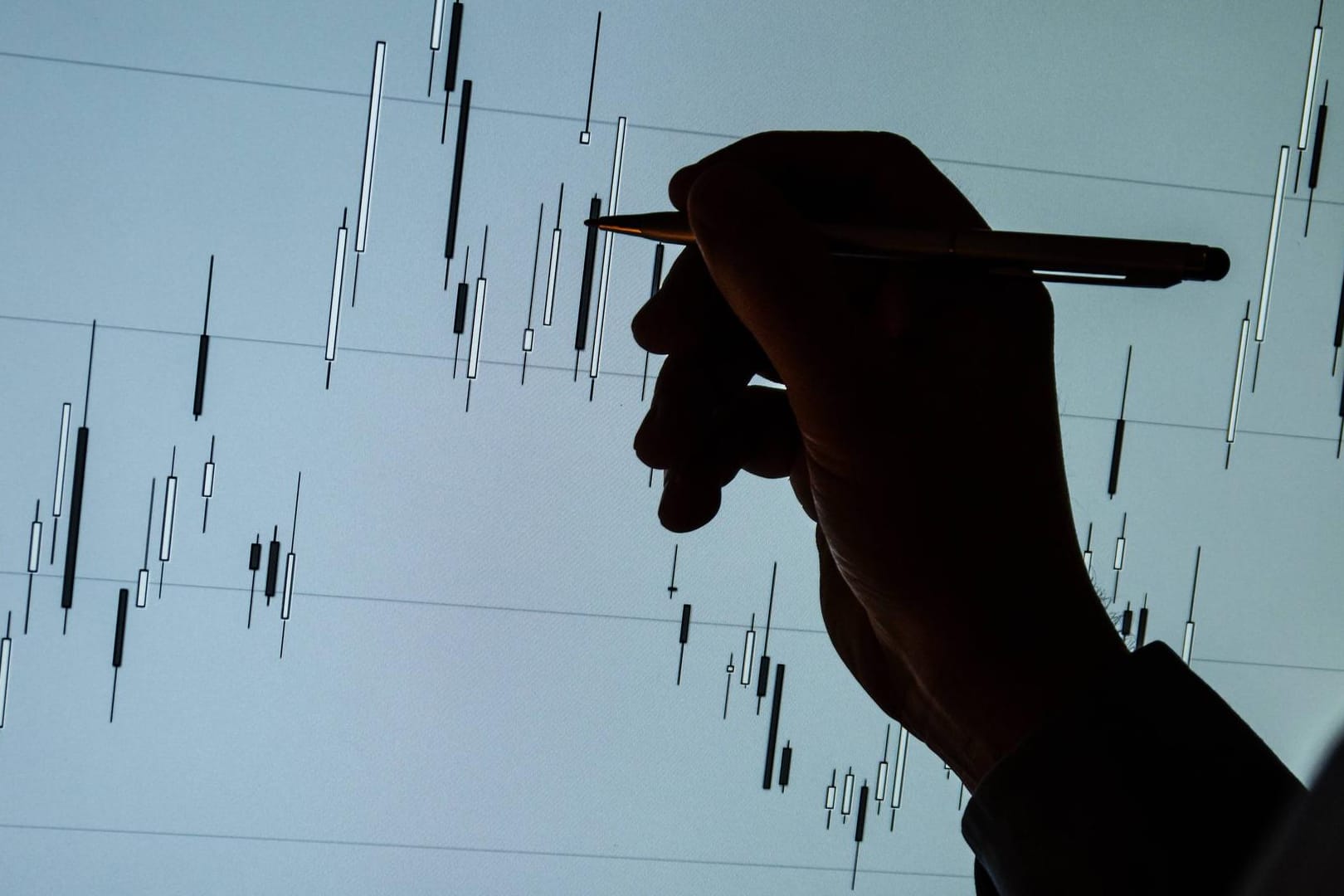 Mit Stift und Papier: Bei der Chartanalyse können Sie die Linien händisch ziehen – oder lassen dies ein Computerprogramm für Sie machen.