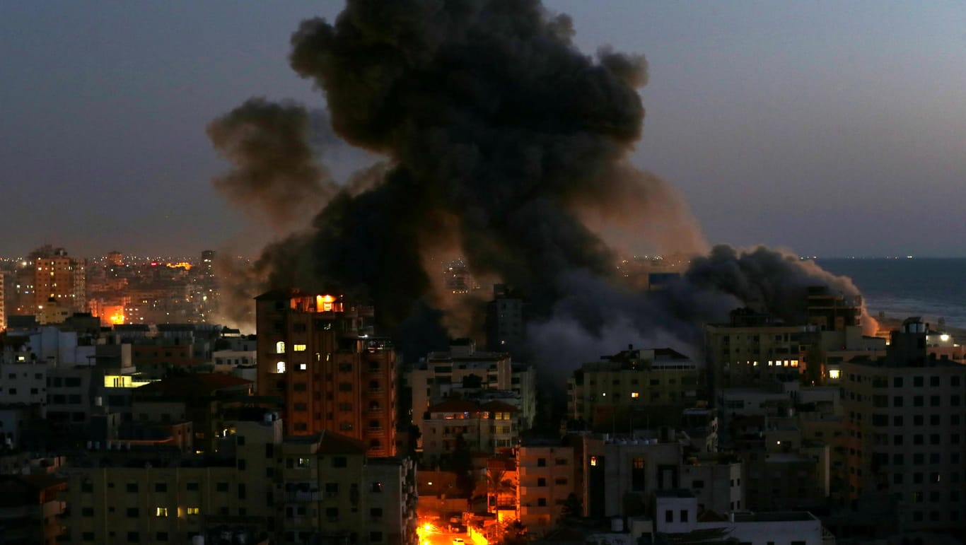 Rauch steigt von einem Gebäude in Gaza auf: Israel und die Hamas feuern seit Montag Hunderte Raketen aufeinander ab.