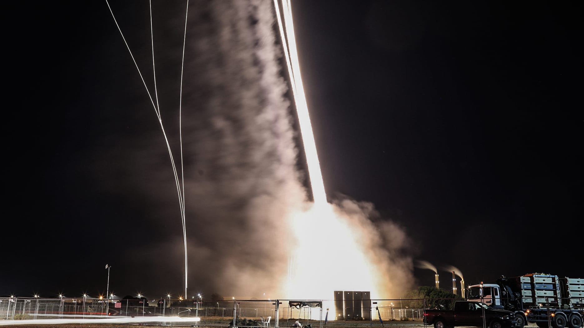 Abwehrraketen werden vom Iron Dome abgefeuert: Das israelische Luftabwehrsystem schützt Israel vor allem vor Kurzstreckenraketen aus dem Gazastreifen.