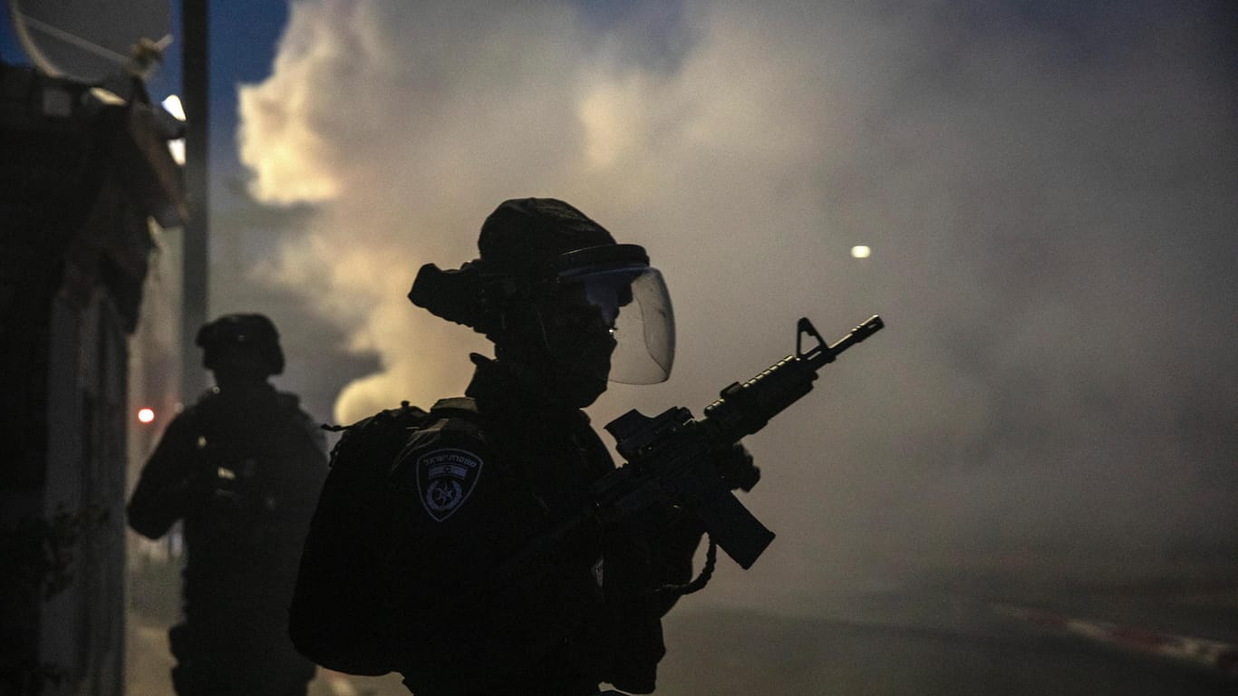 Sicherheitskräfte sind während Zusammenstößen mit arabischen Israelis im Einsatz in Lod: Die islamistische Hamas erklärte, 130 Raketen aus dem Gazastreifen nach Tel Aviv und Zentralisrael abgefeuert zu haben.