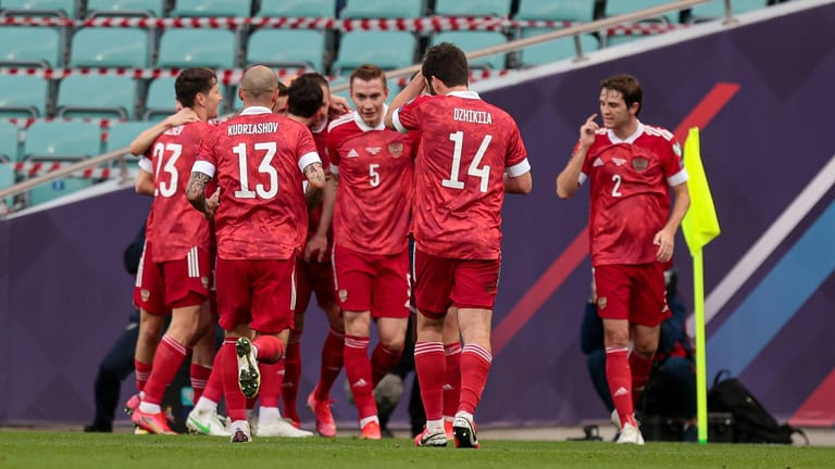 Wollen auch bei der EM jubeln: Russische Spieler freuen sich über ein Tor im WM-Qualifikationsspiel gegen Slowenien.