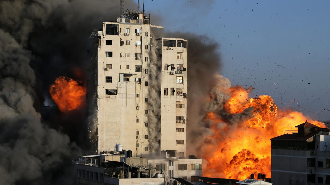 Ein Hochhaus in Gaza steht nach Angriffen der israelischen Luftwaffe in Flammen: Die Kämpfe halten seit Montag an.