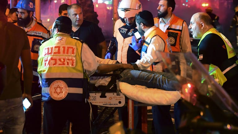 Rettungsdienste versorgen einen Verletzten in Israel: Bei Raketenangriffen wurden Menschen verletzt.