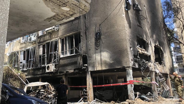 Von einer Hamas-Rakete zerstörtes Haus zehn Kilometer vor Tel Aviv: Fluglinien stellen wegen der Gewalteskalation den Verkehr ein.