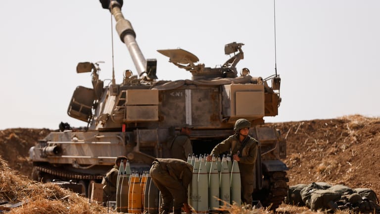 Ein israelischer Panzer nahe der Grenze zu Gaza: Das Militär zieht seine Truppen in der Region zusammen.