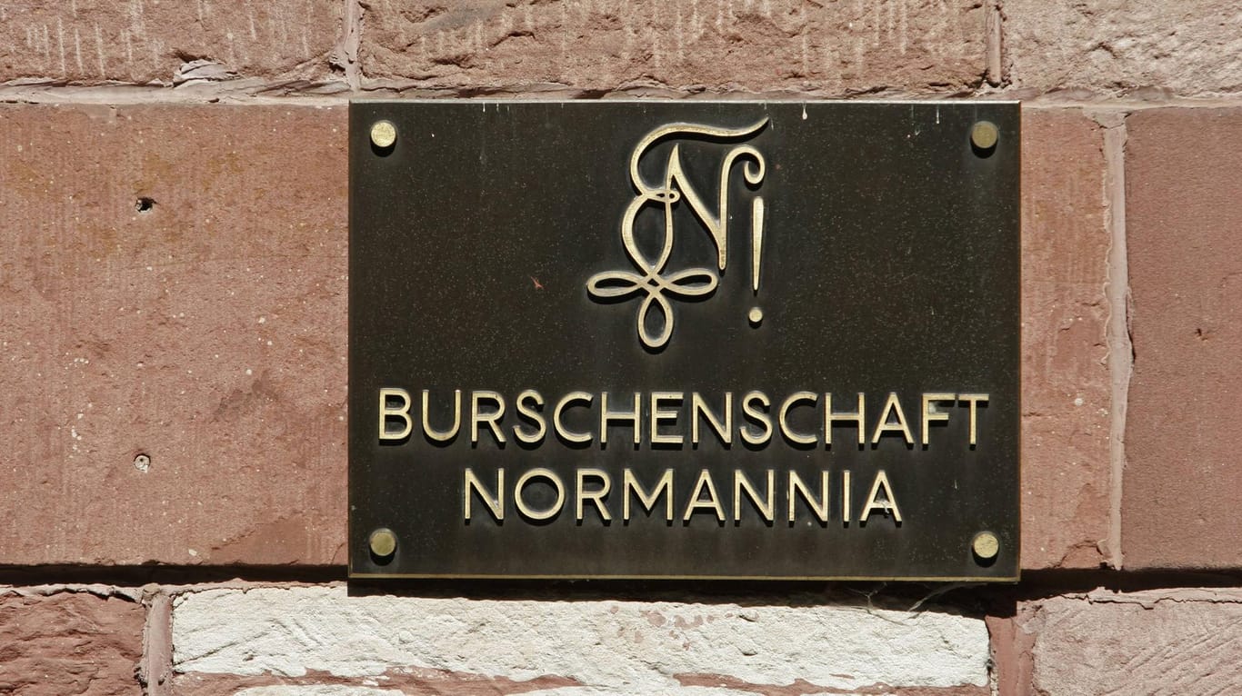 Ein Schild der Burschenschaft Normannia in Heidelberg: Auf einer Feier kam es zu einem offenbar antisemitisch motivierten Angriff, die Vorwürfe gegen sechs von zehn Beschuldigten haben sich erhärtet.