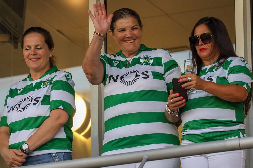 Mama, I'm coming home? Die Mutter von Cristiano Ronaldo (M.) im August 2019 im Sporting-Trikot.