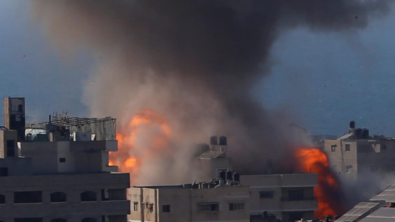 Rauch steigt nach einem israelischen Angriff auf Gaza auf (Symbolbild): Die israelische Armee hat das Haus eines Hamas-Führers angegriffen.