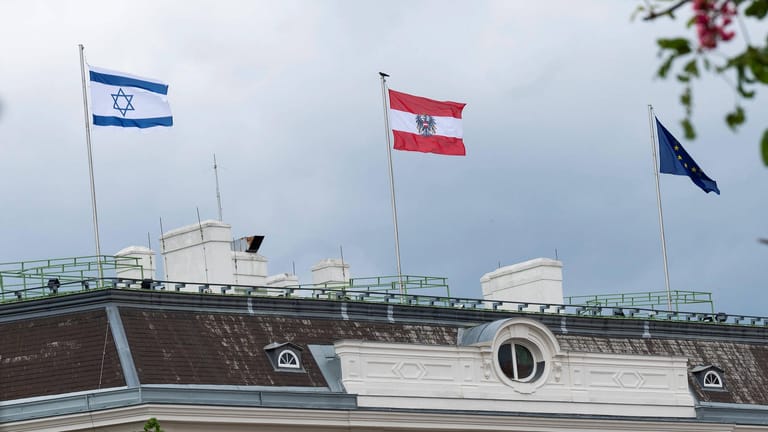 Die israelische Flagge weht auf dem Dach des Kanzleramts in Wien: Der iranische Außenminister sagte nun deswegen ein Treffen ab.