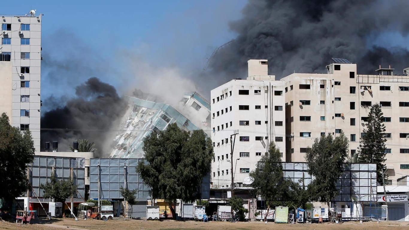 Ein Hochhaus in Gaza-Stadt stürzt nach Raketenbeschuss ein: Das Gebäude wurde nach einer Warnung des israelischen Militärs evakuiert.