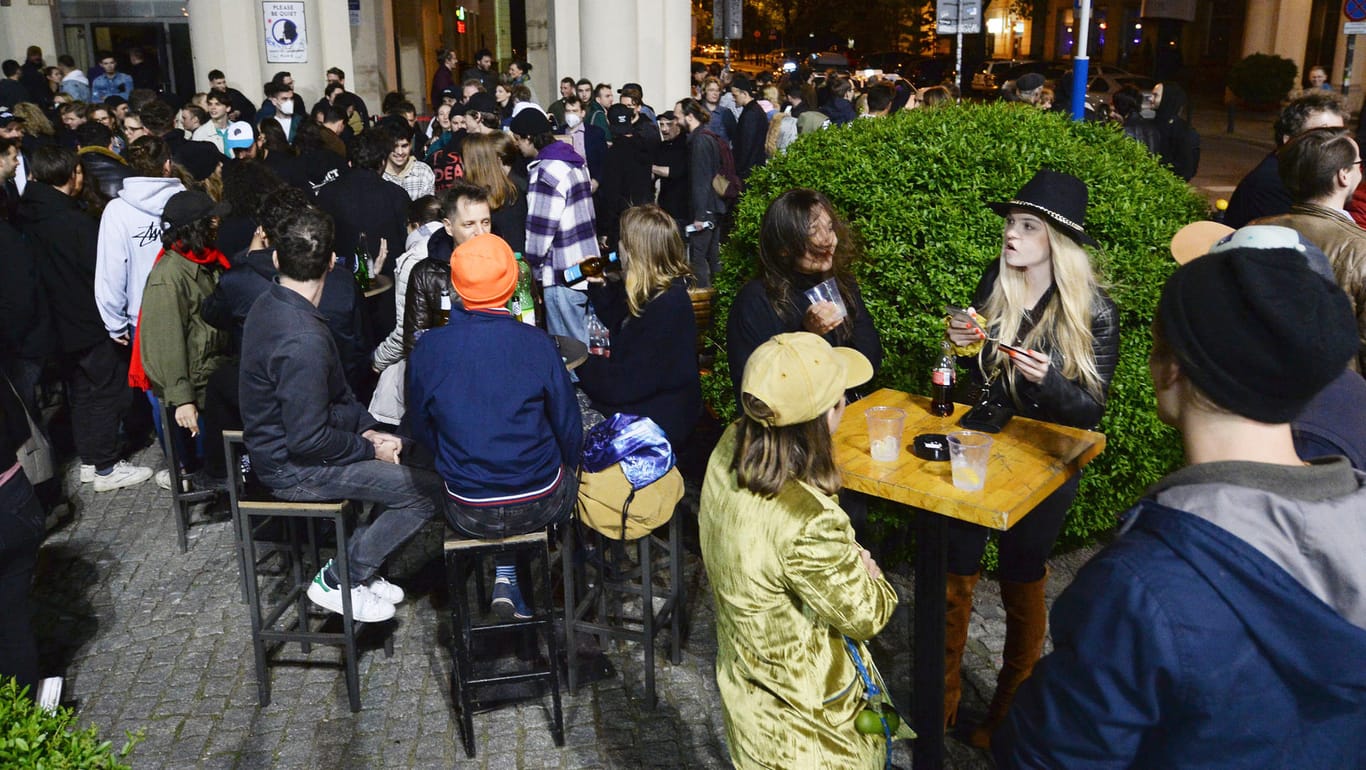 Geöffnete Bar in Warschau: Aktuell liegt die Sieben-Tage-Inzidenz in Polen bei rund 65.