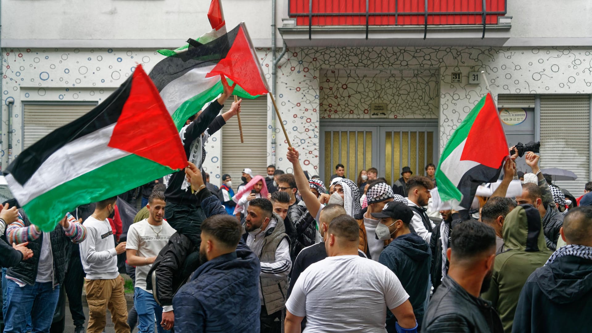 Pro-Pälastina-Demonstranten in Berlin: Bei der Demonstration kam es unter anderen zu Ausschreitungen, laut Polizei auch wurde Rufe wie "Kindermörder Israel" laut.