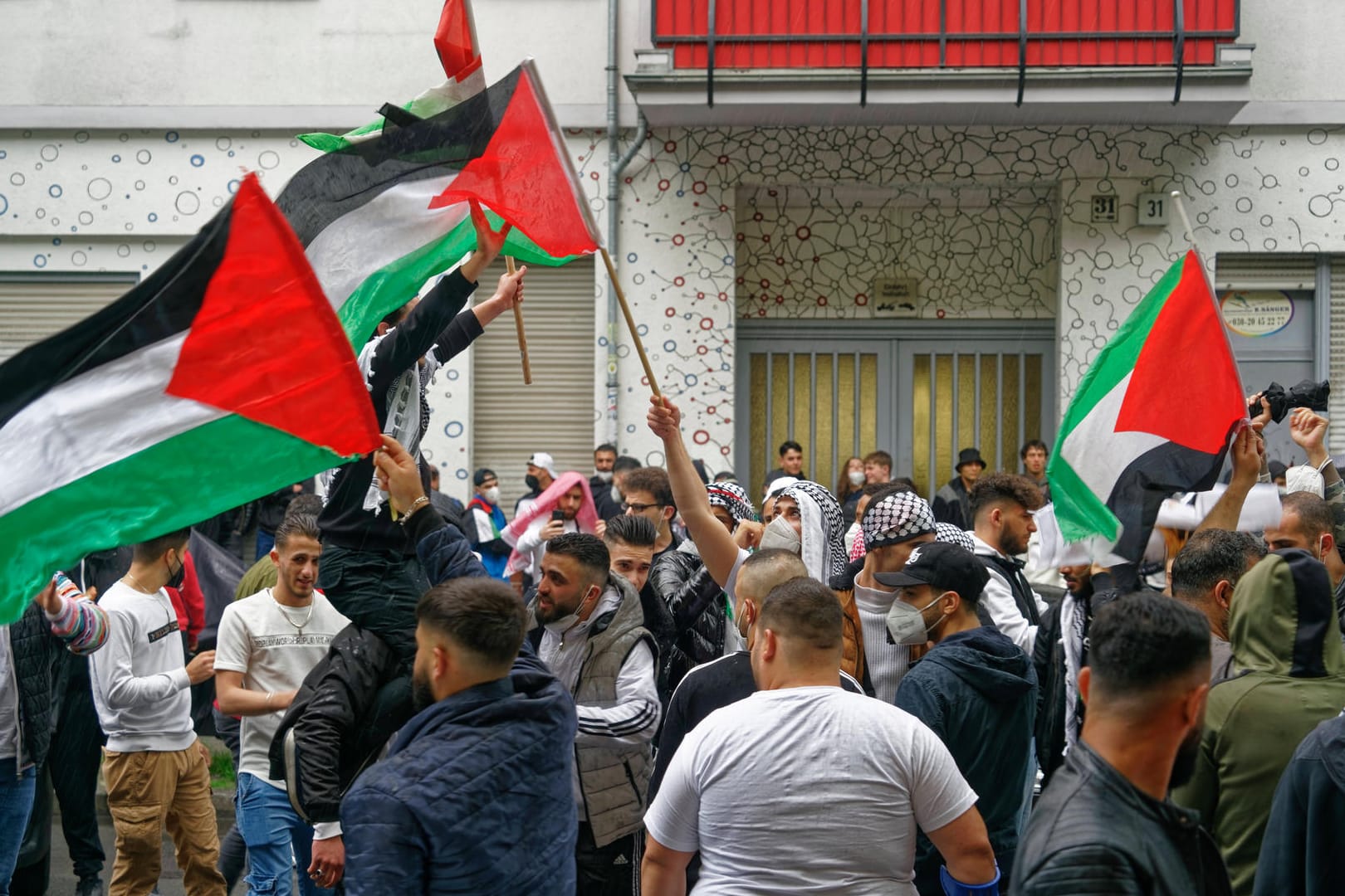 Pro-Pälastina-Demonstranten in Berlin: Bei der Demonstration kam es unter anderen zu Ausschreitungen, laut Polizei auch wurde Rufe wie "Kindermörder Israel" laut.