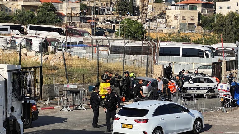 Israelische Sicherheitskräfte und Mediziner in Ost-Jerusalem: Es soll mehrere Verletzte gegeben haben.