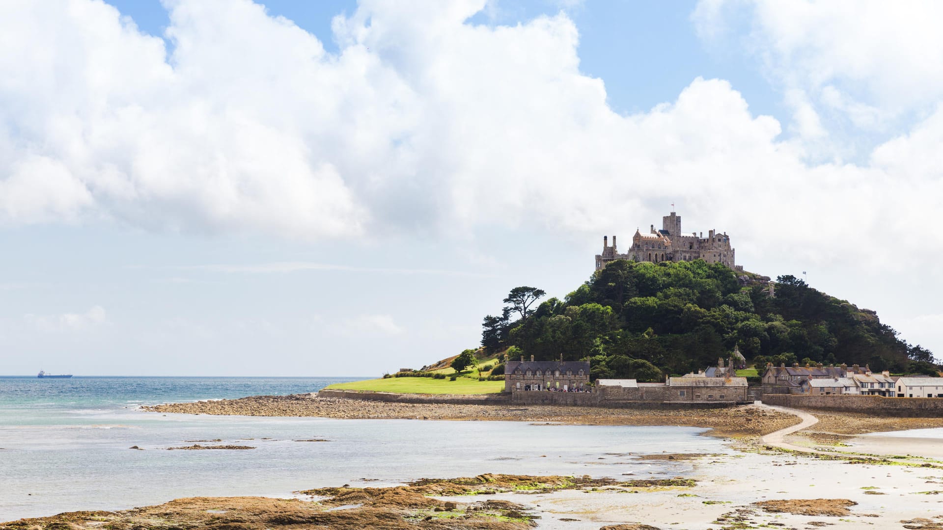 Cornwall: Das Schloss St. Michael's Mount liegt auf einer Erhebung im Watt, die bei Ebbe zu Fuß erreichbar ist. Cornwall: Das Schloss St. Michael's Mount liegt auf einer Erhebung im Watt, die bei Ebbe zu Fuß erreichbar ist.