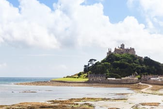 Cornwall: Das Schloss St. Michael's Mount liegt auf einer Erhebung im Watt, die bei Ebbe zu Fuß erreichbar ist.