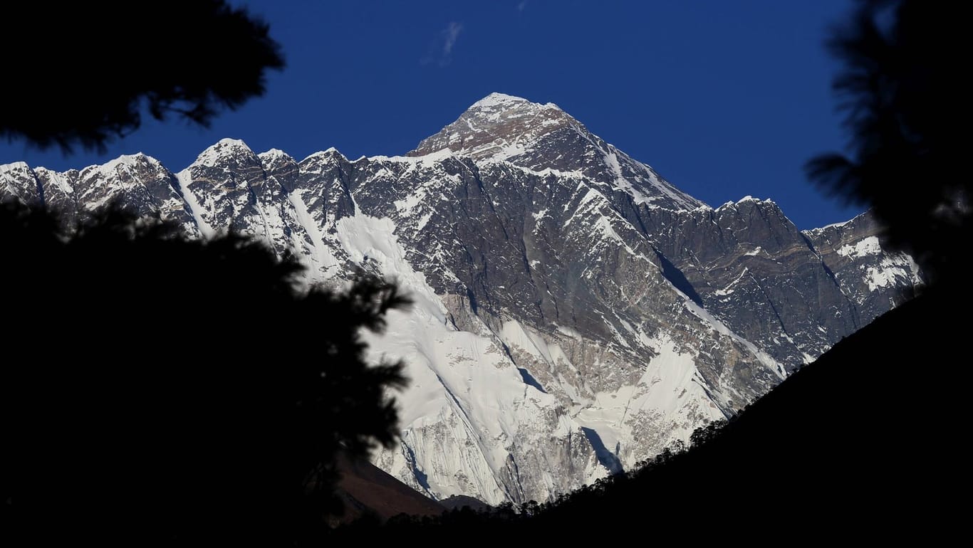 Der Mount Everest: Wegen Corona verbietet die chinesische Regierung zeitweise Touren auf den höchsten Berg der Welt.