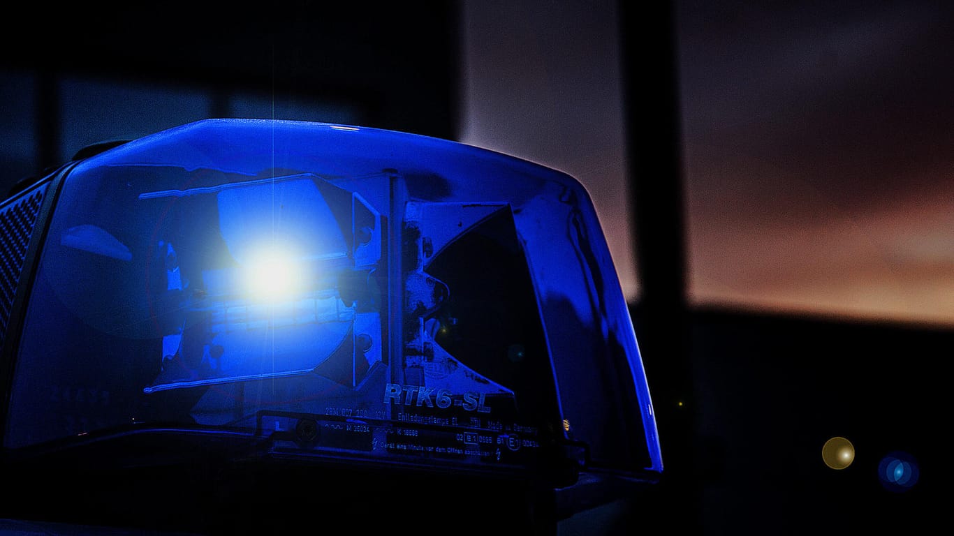 Blaulicht der Polizei im Dunkeln (Symbolbild): In Frankfurt hat eine Gruppe gegen die Corona-Schutzverordnung verstoßen.