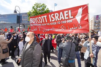 Protest in Berlin (Symbolfoto): Tausende Menschen demonstrierten vergangene Woche und riefen zum "Boykott Israels" auf.