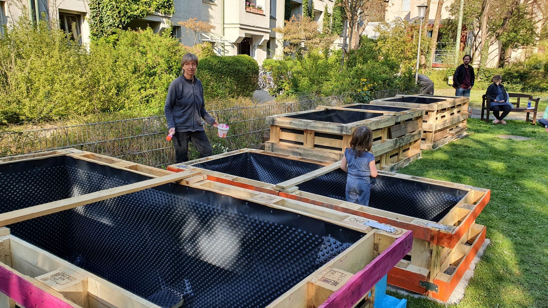 Nina Reitz legt Hochbeete an: Der Garten soll ein Ort sein, der Menschen zusammen bringt.