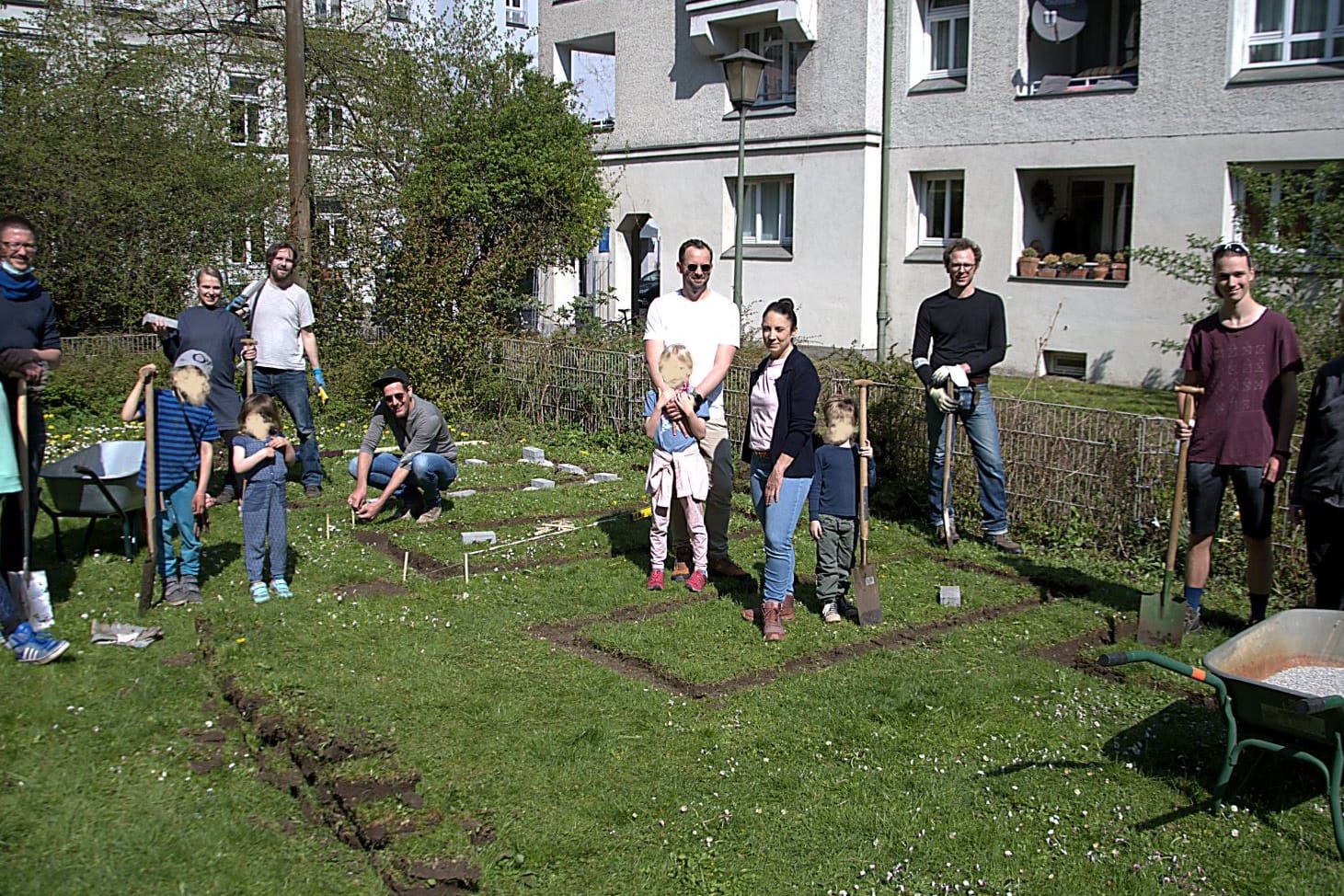 Die Nachbarschaftsgärtner in ihrer Haidhauser Oase: Schnell hatten sich viele Interessierte gemeldet.