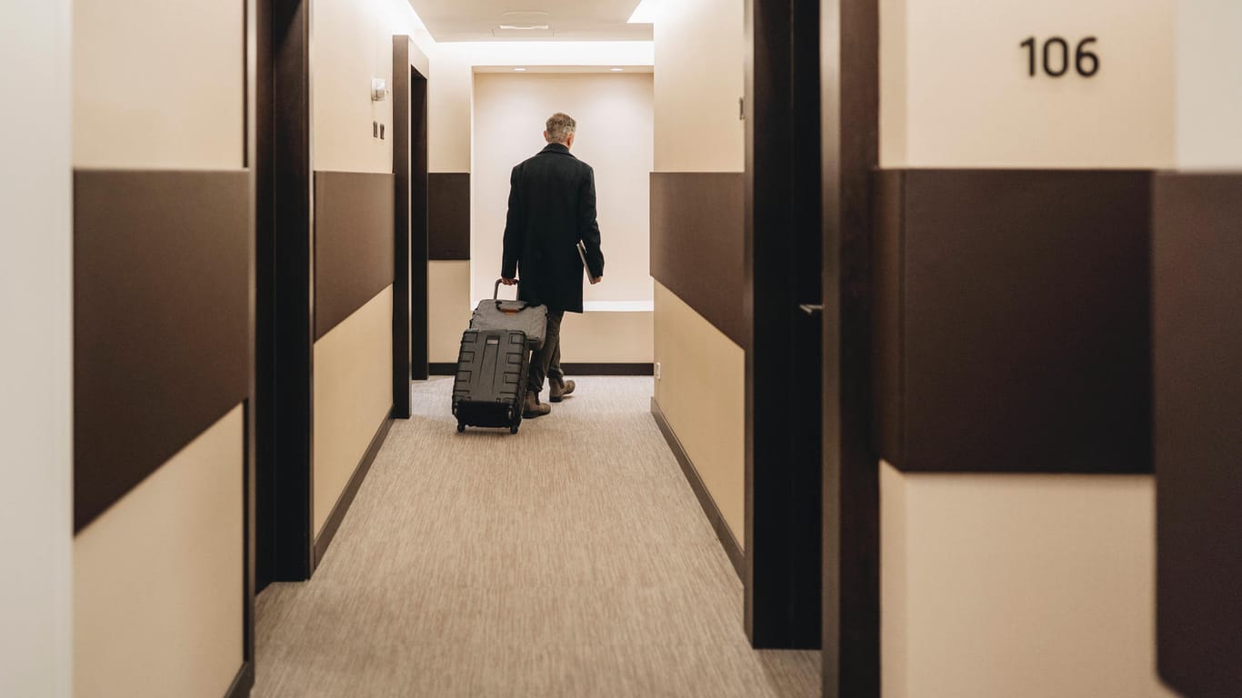 Ein Mann sucht sein Hotelzimmer (Symbolbild): Niedersachsen genehmigt fensterlose Hotelzimmer für kurze Aufenthalte.