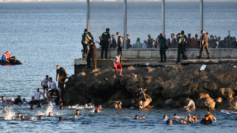 Küste der Nordafrika-Exklave Ceuta am Montag: Tausende Menschen erreichten binnen 24 Stunden Boden der EU.