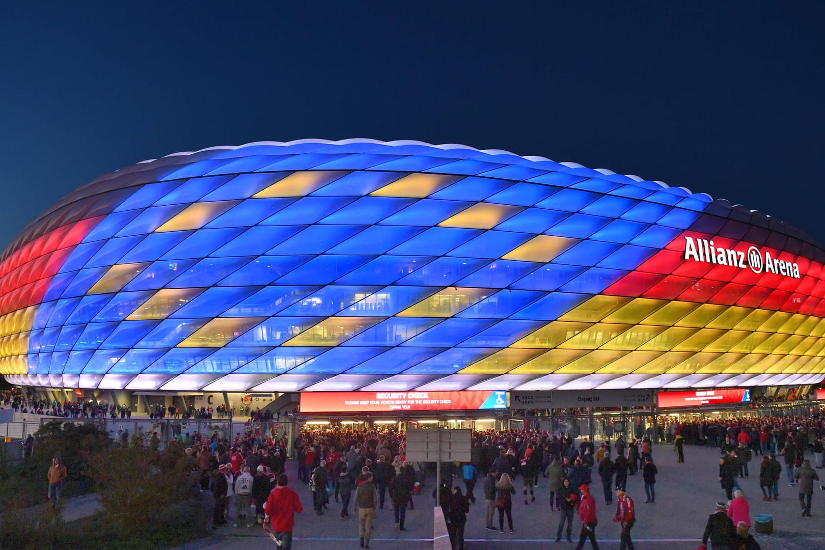 Die Allianz Arena in München ist die Spielstätte des FC Bayern München. Drei der sechs Gruppenspiele finden hier statt, die anderen drei in Budapest.