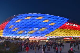Die Allianz Arena in München ist die Spielstätte des FC Bayern München. Drei der sechs Gruppenspiele finden hier statt, die anderen drei in Budapest.