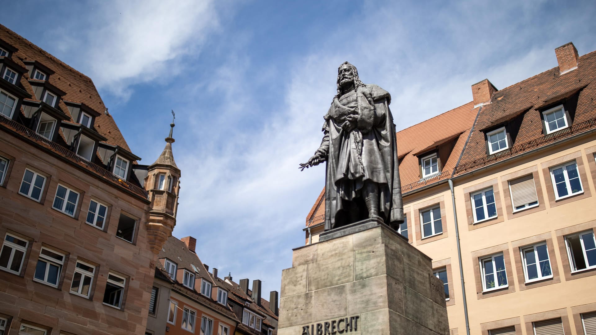 Das Albrecht-Dürer-Denkmal steht auf dem Albrecht-Dürer-Platz: Der Künstler ist einer der bekanntesten Nürnberger.