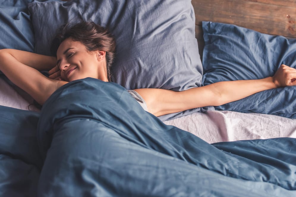Mit der passenden Bettdecke ist auch bei höheren Temperaturen erholsamer Schlaf garantiert.