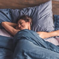 Mit der passenden Bettdecke ist auch bei höheren Temperaturen erholsamer Schlaf garantiert.