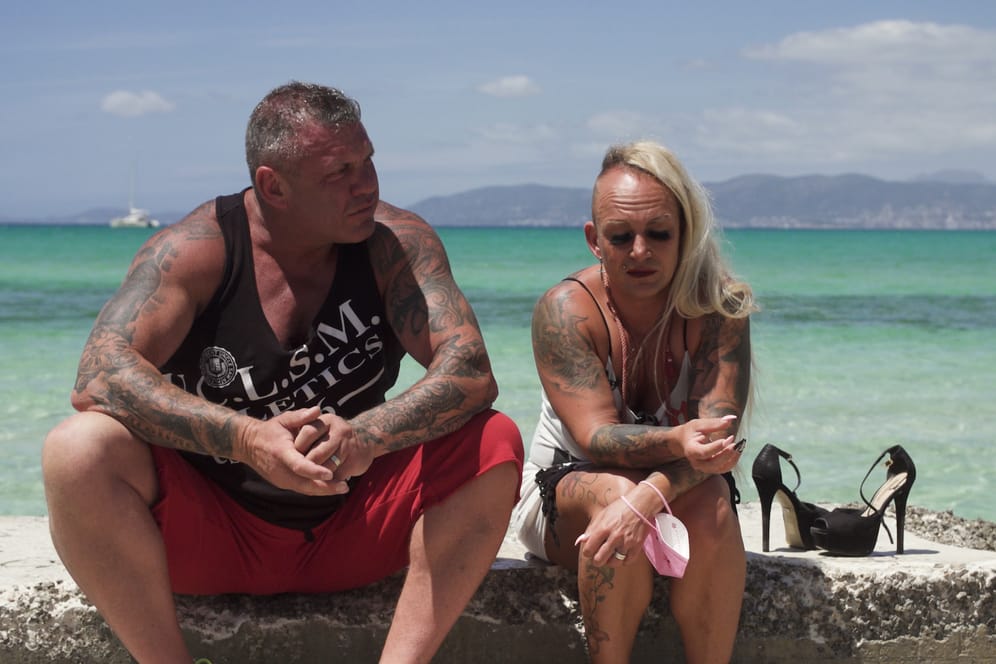 Andreas Robens mit Frau Caro am Strand in El Arenal: Als t-online die Vergangenheit des TV-Stars anspricht, droht der Bodybuilder mit Medienanwälten.