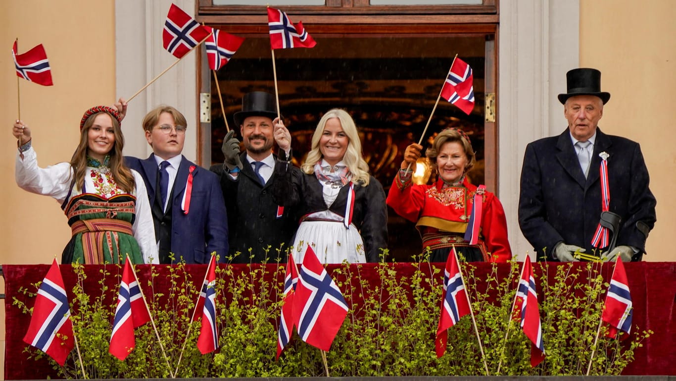 Die Royals beim Nationalfeiertag: Prinzessin Ingrid Alexandra, Prinz Sverre Magnus, Kronprinz Haakon, Kronprinzessin Mette-Marit, König Harald und Königin Sonja.