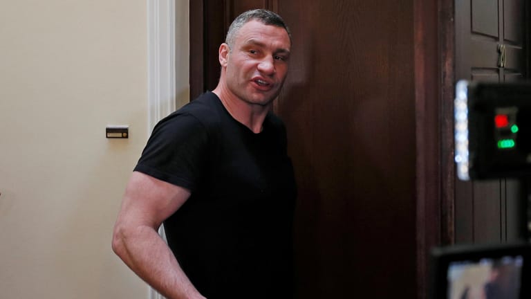 Kiews Bürgermeister Vitali Klitschko vor seiner Wohnung: Sein Wohnhaus in Kiew wurde am Dienstag durchsucht.