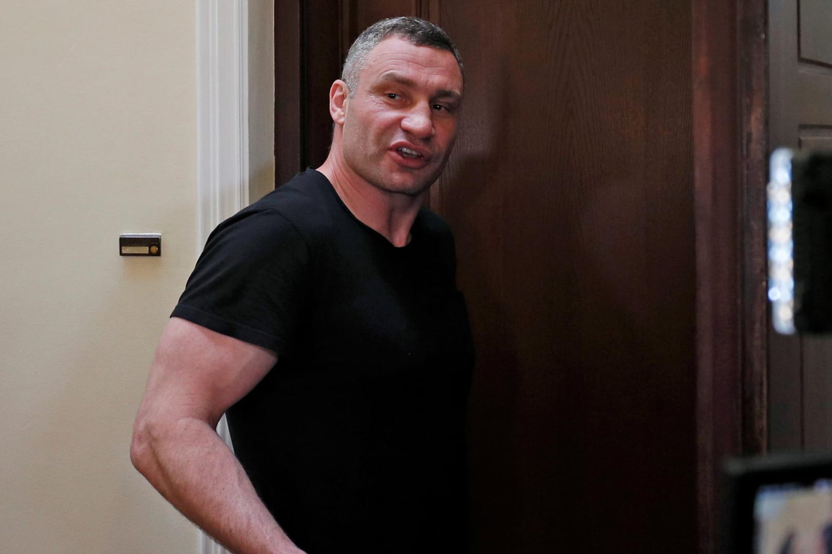 Kiews Bürgermeister Vitali Klitschko vor seiner Wohnung: Sein Wohnhaus in Kiew wurde am Dienstag durchsucht.