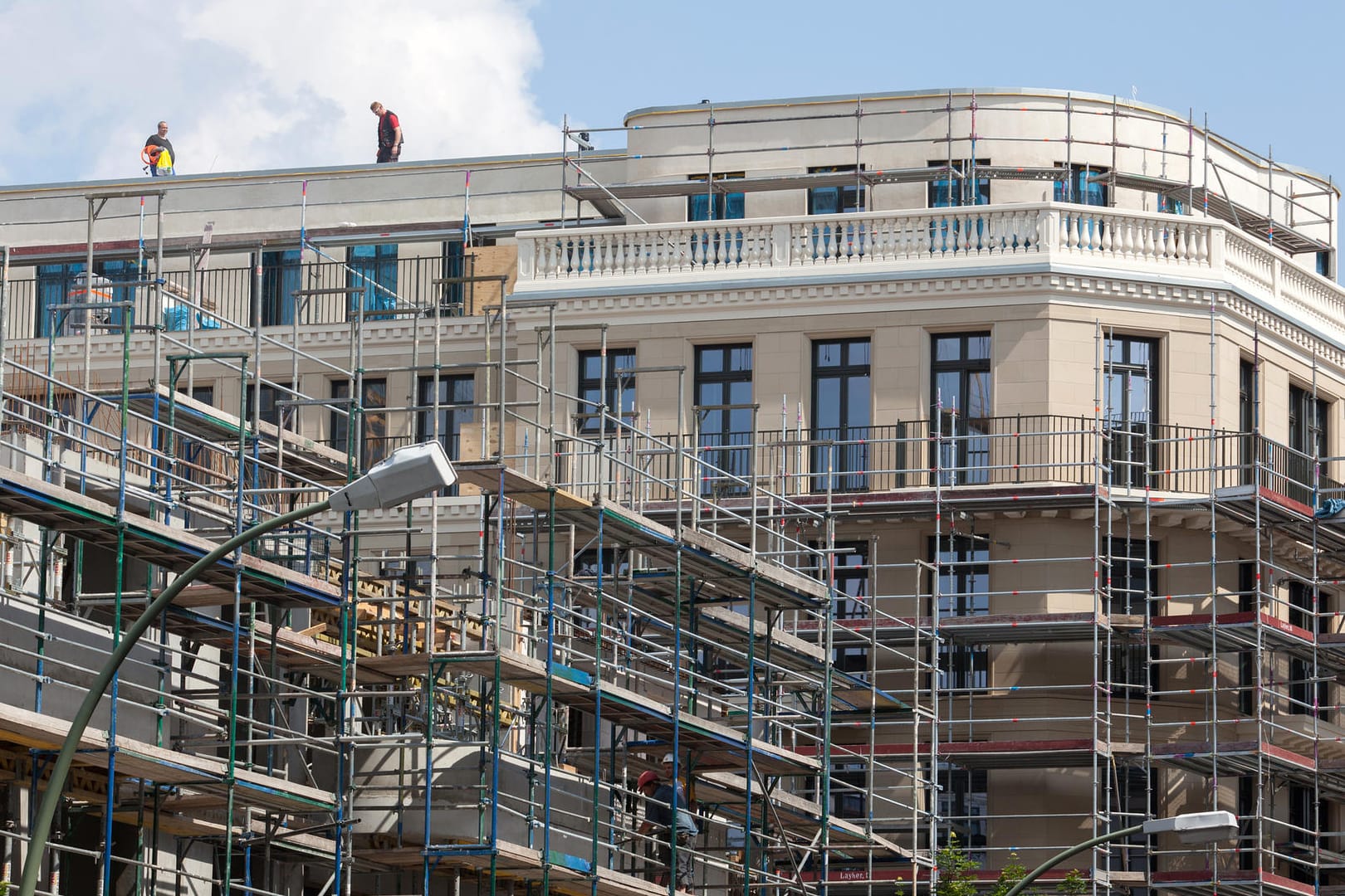 Neubau von Mietwohnungen (Archivbild): Eine Staffelmiete gibt Vermietern wie Mietern Planbarkeit.