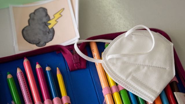 Die FFP2-Maskenpflicht gilt vielerorts auch für Kinder. Die FFP2-Maskenpflicht gilt vielerorts auch für Kinder.