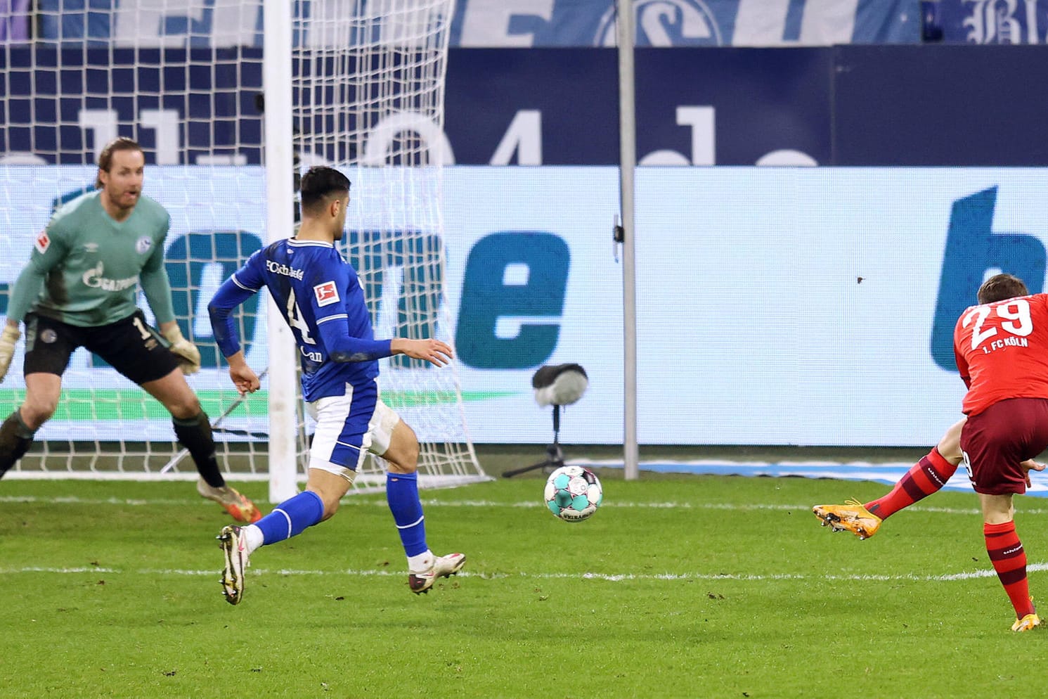 Jan Thielmann schießt im Januar den Siegtreffer gegen die Schalker (Archivbild): Den Geißböcken kommt der Gegner im letzten Spiel der Saison nicht ungelegen.