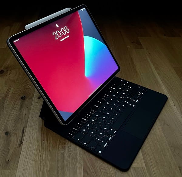 Das Magic Keyboard ist Tabletständer und beleuchtete Tastatur in einem.
